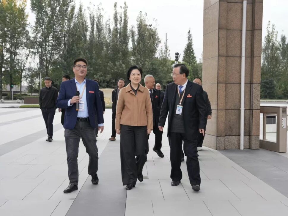 什邡市委晏世莹书记一行莅临我校调研指导